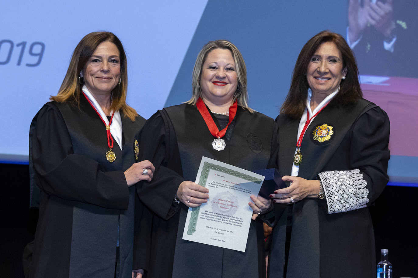 El Colegio de Abogados de Valencia celebró el acto de jura o promesa de los nuevos letrados que han entrado a formar parte de la institución, en un evento en el que se dieron cita alrededor de un millar de profesionales. En el marco del evento, celebrado el pasado viernes, la decana de la institución, Auxiliadora Borja, entregó la Gran Cruz al Mérito en el servicio a la Abogacía Valenciana al exdecano del colegio, Rafael Bonmatí Llorens. Rafael Guía, Pilar Colomer, Pilar Jové, Guillermo Belenguer y Rafael Verdera, ex miembros de la Junta de Gobierno de la entidad, recibieron, por su parte, las Medallas al Mérito en el Servicio a la Abogacía Valenciana.