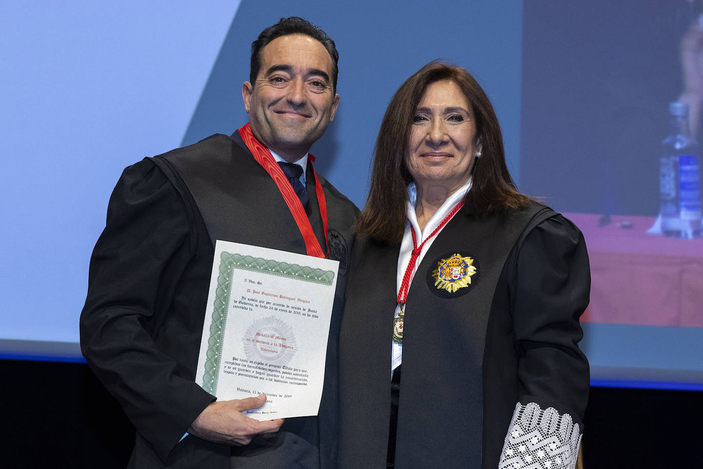 El Colegio de Abogados de Valencia celebró el acto de jura o promesa de los nuevos letrados que han entrado a formar parte de la institución, en un evento en el que se dieron cita alrededor de un millar de profesionales. En el marco del evento, celebrado el pasado viernes, la decana de la institución, Auxiliadora Borja, entregó la Gran Cruz al Mérito en el servicio a la Abogacía Valenciana al exdecano del colegio, Rafael Bonmatí Llorens. Rafael Guía, Pilar Colomer, Pilar Jové, Guillermo Belenguer y Rafael Verdera, ex miembros de la Junta de Gobierno de la entidad, recibieron, por su parte, las Medallas al Mérito en el Servicio a la Abogacía Valenciana.
