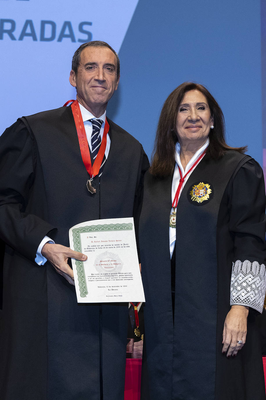 El Colegio de Abogados de Valencia celebró el acto de jura o promesa de los nuevos letrados que han entrado a formar parte de la institución, en un evento en el que se dieron cita alrededor de un millar de profesionales. En el marco del evento, celebrado el pasado viernes, la decana de la institución, Auxiliadora Borja, entregó la Gran Cruz al Mérito en el servicio a la Abogacía Valenciana al exdecano del colegio, Rafael Bonmatí Llorens. Rafael Guía, Pilar Colomer, Pilar Jové, Guillermo Belenguer y Rafael Verdera, ex miembros de la Junta de Gobierno de la entidad, recibieron, por su parte, las Medallas al Mérito en el Servicio a la Abogacía Valenciana.