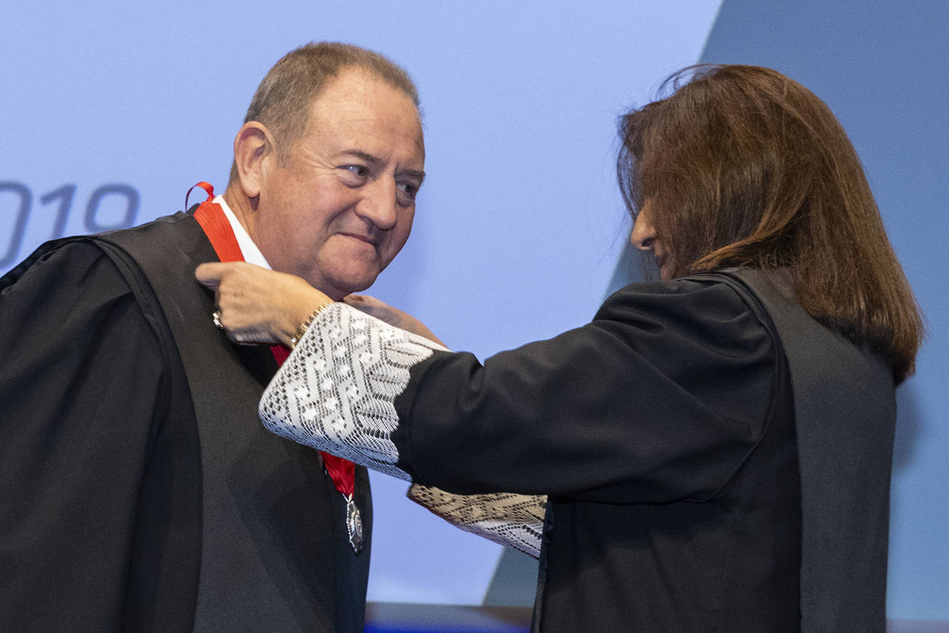 El Colegio de Abogados de Valencia celebró el acto de jura o promesa de los nuevos letrados que han entrado a formar parte de la institución, en un evento en el que se dieron cita alrededor de un millar de profesionales. En el marco del evento, celebrado el pasado viernes, la decana de la institución, Auxiliadora Borja, entregó la Gran Cruz al Mérito en el servicio a la Abogacía Valenciana al exdecano del colegio, Rafael Bonmatí Llorens. Rafael Guía, Pilar Colomer, Pilar Jové, Guillermo Belenguer y Rafael Verdera, ex miembros de la Junta de Gobierno de la entidad, recibieron, por su parte, las Medallas al Mérito en el Servicio a la Abogacía Valenciana.