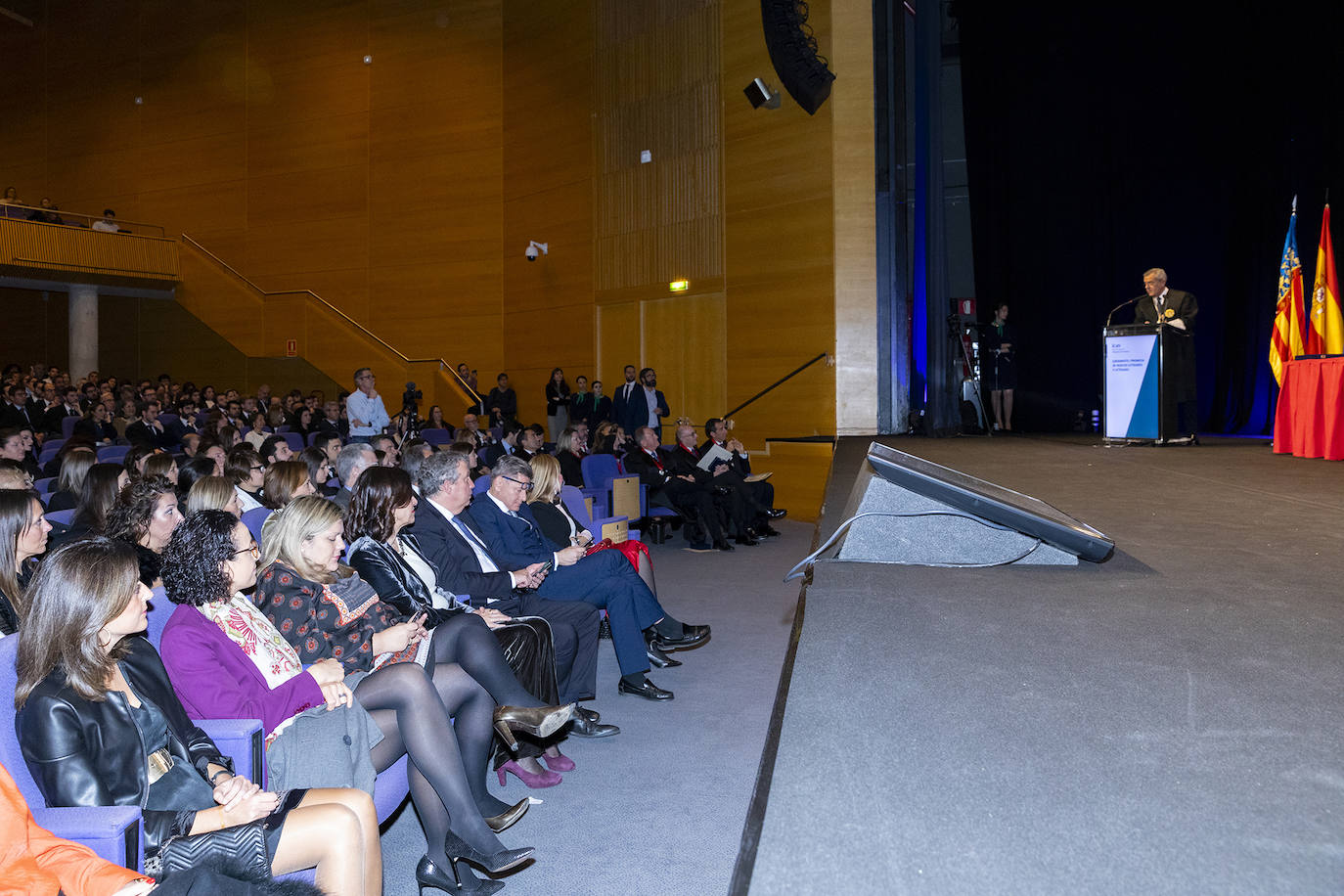 El Colegio de Abogados de Valencia celebró el acto de jura o promesa de los nuevos letrados que han entrado a formar parte de la institución, en un evento en el que se dieron cita alrededor de un millar de profesionales. En el marco del evento, celebrado el pasado viernes, la decana de la institución, Auxiliadora Borja, entregó la Gran Cruz al Mérito en el servicio a la Abogacía Valenciana al exdecano del colegio, Rafael Bonmatí Llorens. Rafael Guía, Pilar Colomer, Pilar Jové, Guillermo Belenguer y Rafael Verdera, ex miembros de la Junta de Gobierno de la entidad, recibieron, por su parte, las Medallas al Mérito en el Servicio a la Abogacía Valenciana.