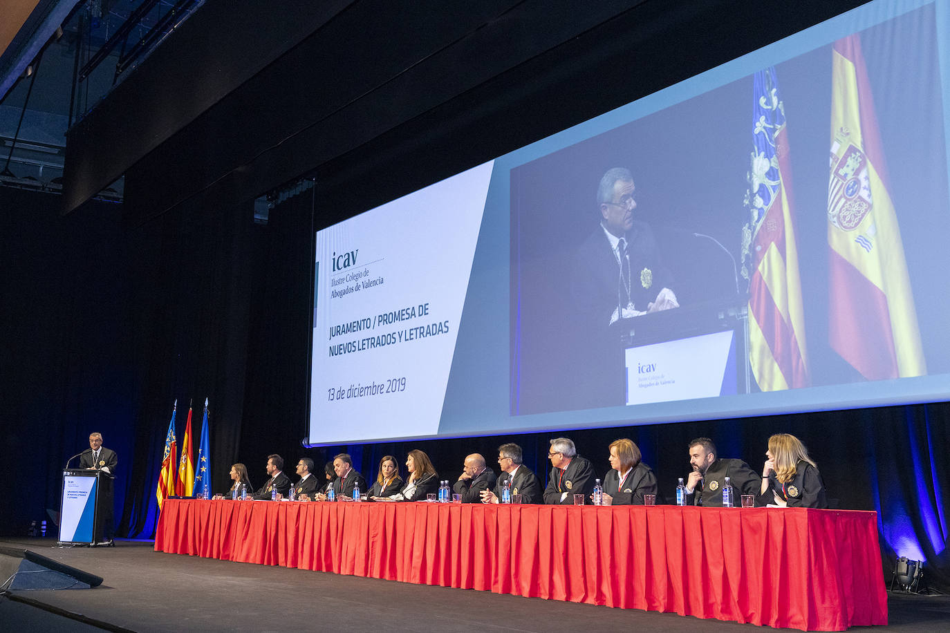 El Colegio de Abogados de Valencia celebró el acto de jura o promesa de los nuevos letrados que han entrado a formar parte de la institución, en un evento en el que se dieron cita alrededor de un millar de profesionales. En el marco del evento, celebrado el pasado viernes, la decana de la institución, Auxiliadora Borja, entregó la Gran Cruz al Mérito en el servicio a la Abogacía Valenciana al exdecano del colegio, Rafael Bonmatí Llorens. Rafael Guía, Pilar Colomer, Pilar Jové, Guillermo Belenguer y Rafael Verdera, ex miembros de la Junta de Gobierno de la entidad, recibieron, por su parte, las Medallas al Mérito en el Servicio a la Abogacía Valenciana.