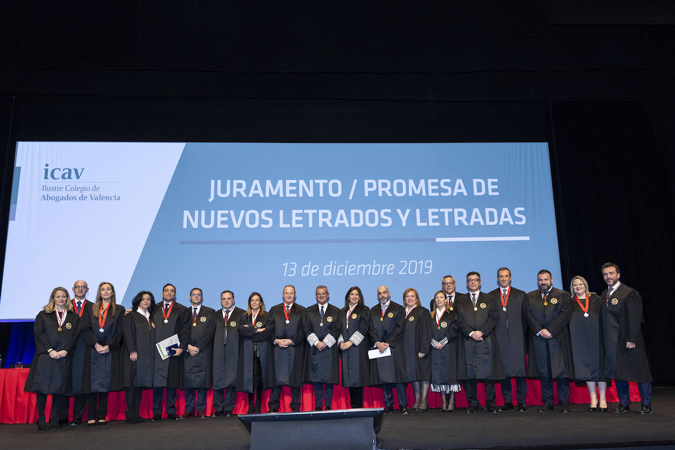 El Colegio de Abogados de Valencia celebró el acto de jura o promesa de los nuevos letrados que han entrado a formar parte de la institución, en un evento en el que se dieron cita alrededor de un millar de profesionales. En el marco del evento, celebrado el pasado viernes, la decana de la institución, Auxiliadora Borja, entregó la Gran Cruz al Mérito en el servicio a la Abogacía Valenciana al exdecano del colegio, Rafael Bonmatí Llorens. Rafael Guía, Pilar Colomer, Pilar Jové, Guillermo Belenguer y Rafael Verdera, ex miembros de la Junta de Gobierno de la entidad, recibieron, por su parte, las Medallas al Mérito en el Servicio a la Abogacía Valenciana.