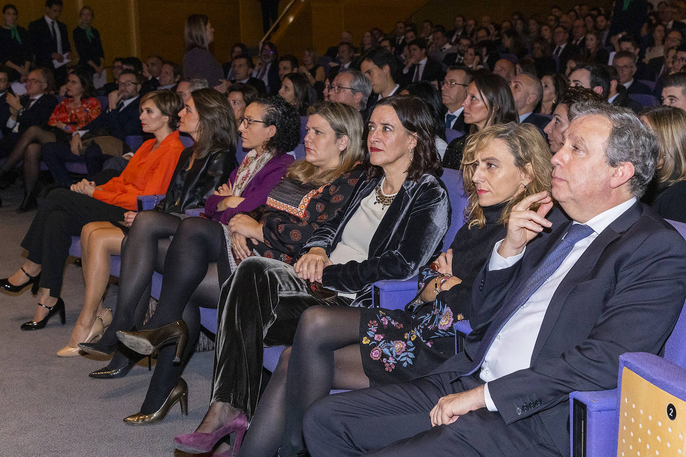 El Colegio de Abogados de Valencia celebró el acto de jura o promesa de los nuevos letrados que han entrado a formar parte de la institución, en un evento en el que se dieron cita alrededor de un millar de profesionales. En el marco del evento, celebrado el pasado viernes, la decana de la institución, Auxiliadora Borja, entregó la Gran Cruz al Mérito en el servicio a la Abogacía Valenciana al exdecano del colegio, Rafael Bonmatí Llorens. Rafael Guía, Pilar Colomer, Pilar Jové, Guillermo Belenguer y Rafael Verdera, ex miembros de la Junta de Gobierno de la entidad, recibieron, por su parte, las Medallas al Mérito en el Servicio a la Abogacía Valenciana.