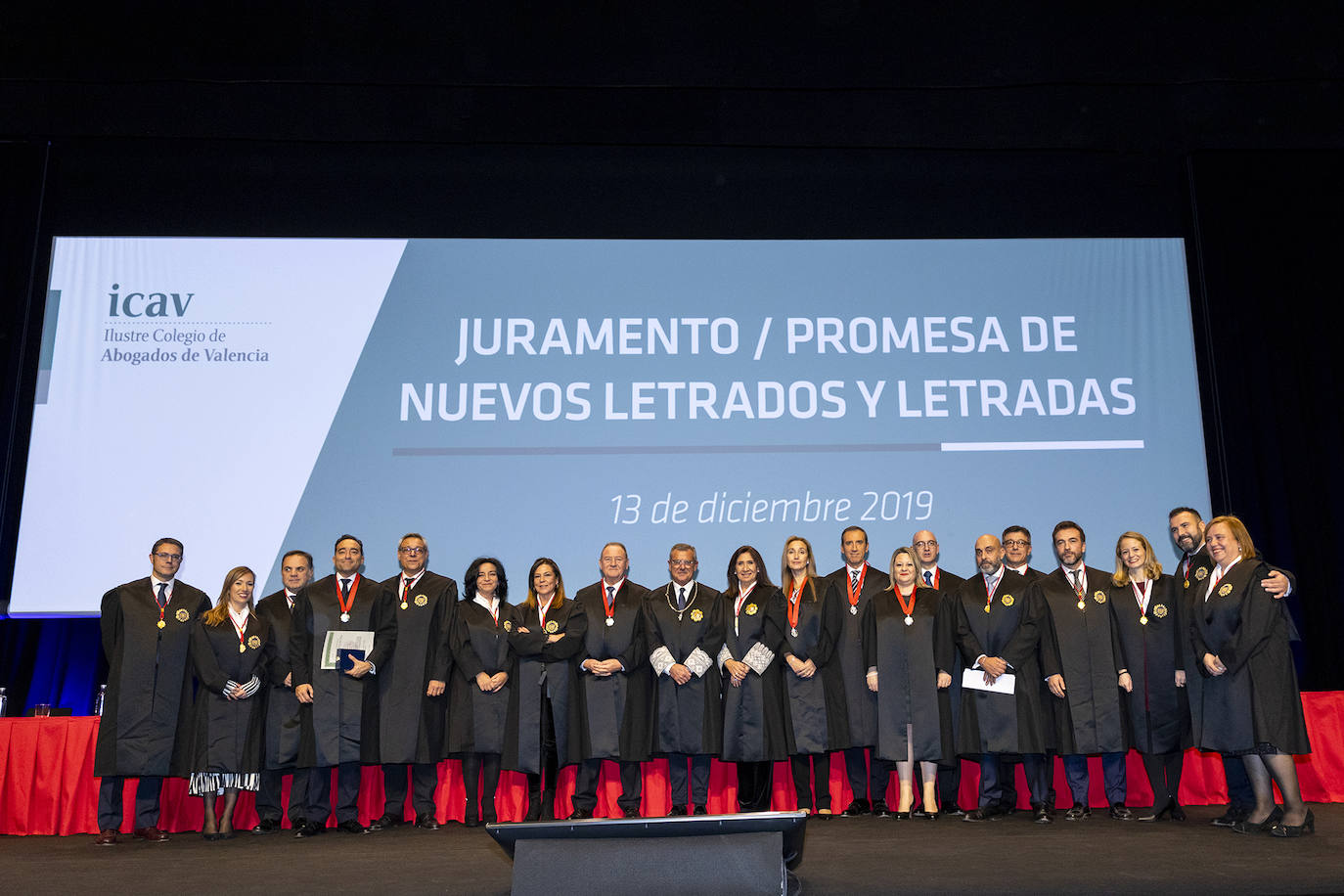 El Colegio de Abogados de Valencia celebró el acto de jura o promesa de los nuevos letrados que han entrado a formar parte de la institución, en un evento en el que se dieron cita alrededor de un millar de profesionales. En el marco del evento, celebrado el pasado viernes, la decana de la institución, Auxiliadora Borja, entregó la Gran Cruz al Mérito en el servicio a la Abogacía Valenciana al exdecano del colegio, Rafael Bonmatí Llorens. Rafael Guía, Pilar Colomer, Pilar Jové, Guillermo Belenguer y Rafael Verdera, ex miembros de la Junta de Gobierno de la entidad, recibieron, por su parte, las Medallas al Mérito en el Servicio a la Abogacía Valenciana.