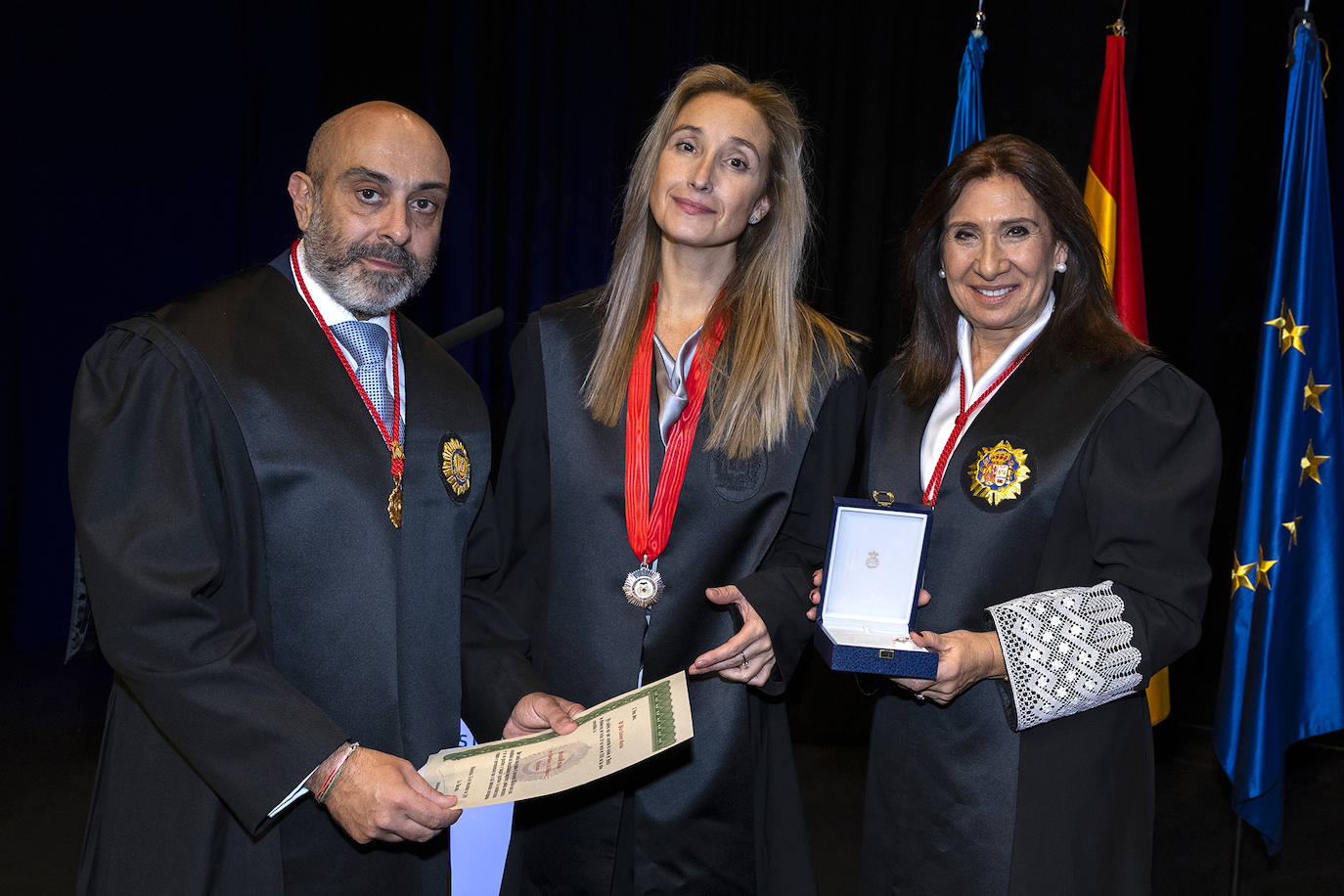 El Colegio de Abogados de Valencia celebró el acto de jura o promesa de los nuevos letrados que han entrado a formar parte de la institución, en un evento en el que se dieron cita alrededor de un millar de profesionales. En el marco del evento, celebrado el pasado viernes, la decana de la institución, Auxiliadora Borja, entregó la Gran Cruz al Mérito en el servicio a la Abogacía Valenciana al exdecano del colegio, Rafael Bonmatí Llorens. Rafael Guía, Pilar Colomer, Pilar Jové, Guillermo Belenguer y Rafael Verdera, ex miembros de la Junta de Gobierno de la entidad, recibieron, por su parte, las Medallas al Mérito en el Servicio a la Abogacía Valenciana.