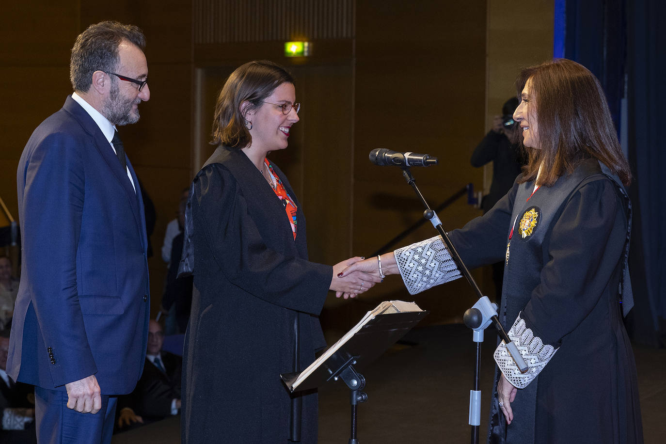El Colegio de Abogados de Valencia celebró el acto de jura o promesa de los nuevos letrados que han entrado a formar parte de la institución, en un evento en el que se dieron cita alrededor de un millar de profesionales. En el marco del evento, celebrado el pasado viernes, la decana de la institución, Auxiliadora Borja, entregó la Gran Cruz al Mérito en el servicio a la Abogacía Valenciana al exdecano del colegio, Rafael Bonmatí Llorens. Rafael Guía, Pilar Colomer, Pilar Jové, Guillermo Belenguer y Rafael Verdera, ex miembros de la Junta de Gobierno de la entidad, recibieron, por su parte, las Medallas al Mérito en el Servicio a la Abogacía Valenciana.