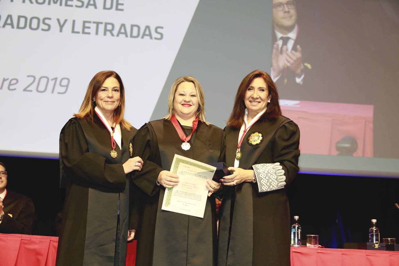 El Colegio de Abogados de Valencia celebró el acto de jura o promesa de los nuevos letrados que han entrado a formar parte de la institución, en un evento en el que se dieron cita alrededor de un millar de profesionales. En el marco del evento, celebrado el pasado viernes, la decana de la institución, Auxiliadora Borja, entregó la Gran Cruz al Mérito en el servicio a la Abogacía Valenciana al exdecano del colegio, Rafael Bonmatí Llorens. Rafael Guía, Pilar Colomer, Pilar Jové, Guillermo Belenguer y Rafael Verdera, ex miembros de la Junta de Gobierno de la entidad, recibieron, por su parte, las Medallas al Mérito en el Servicio a la Abogacía Valenciana.