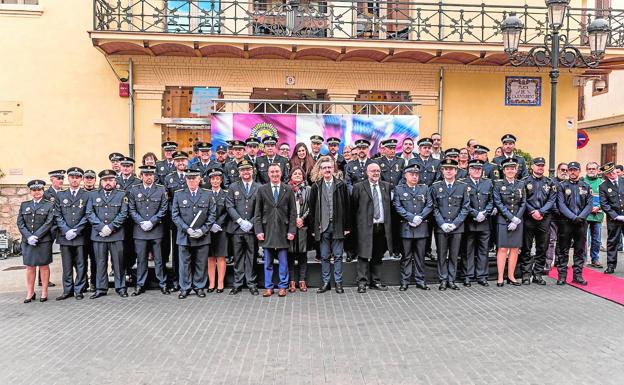 Policías y dirigentes posan tras la entrega de premios.