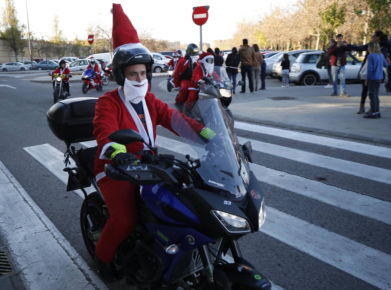 Centenares de papanoeles en moto han llevado regalos este domingo, 15 de diciembre, a los pequeños en tratamiento médico alojados en la Casa Ronald McDonald de Valencia, por quinto año consecutivo. La asociación motera Cremant Goma es la organizadora de este evento, una concentración de motos en la que el requisito es ir disfrazado de Papá o Mamá Noel. El punto de encuentro ha sido el parking del club deportivo Zafranar (bulevar sur) y han realizado una ruta por la ciudad. El objetivo es ayudar a Aspanion y la Casa Ronald McDonald. 