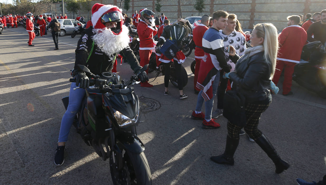 Centenares de papanoeles en moto han llevado regalos este domingo, 15 de diciembre, a los pequeños en tratamiento médico alojados en la Casa Ronald McDonald de Valencia, por quinto año consecutivo. La asociación motera Cremant Goma es la organizadora de este evento, una concentración de motos en la que el requisito es ir disfrazado de Papá o Mamá Noel. El punto de encuentro ha sido el parking del club deportivo Zafranar (bulevar sur) y han realizado una ruta por la ciudad. El objetivo es ayudar a Aspanion y la Casa Ronald McDonald. 