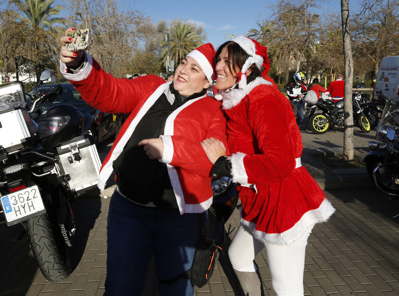 Centenares de papanoeles en moto han llevado regalos este domingo, 15 de diciembre, a los pequeños en tratamiento médico alojados en la Casa Ronald McDonald de Valencia, por quinto año consecutivo. La asociación motera Cremant Goma es la organizadora de este evento, una concentración de motos en la que el requisito es ir disfrazado de Papá o Mamá Noel. El punto de encuentro ha sido el parking del club deportivo Zafranar (bulevar sur) y han realizado una ruta por la ciudad. El objetivo es ayudar a Aspanion y la Casa Ronald McDonald. 