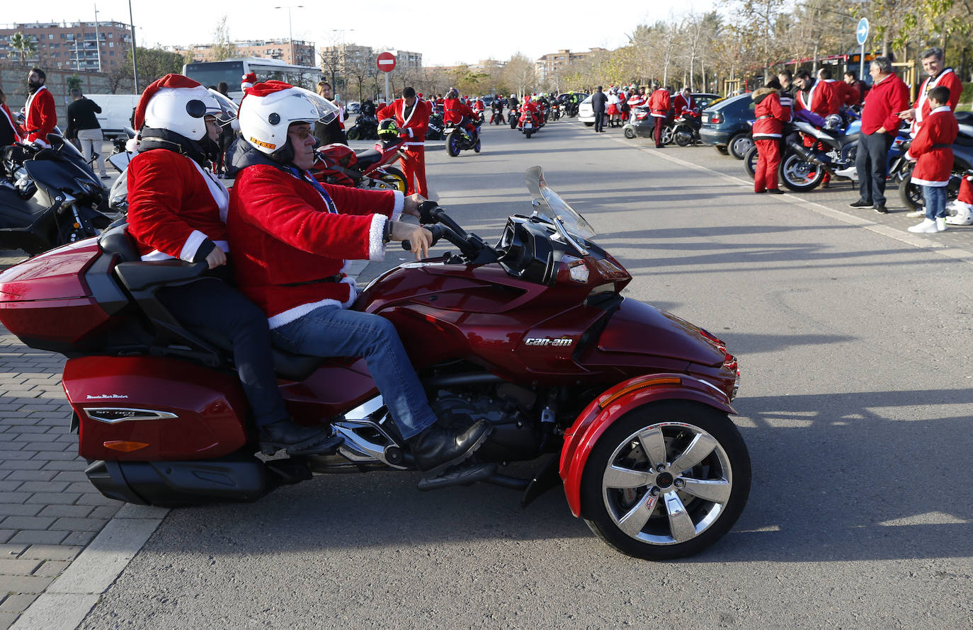Centenares de papanoeles en moto han llevado regalos este domingo, 15 de diciembre, a los pequeños en tratamiento médico alojados en la Casa Ronald McDonald de Valencia, por quinto año consecutivo. La asociación motera Cremant Goma es la organizadora de este evento, una concentración de motos en la que el requisito es ir disfrazado de Papá o Mamá Noel. El punto de encuentro ha sido el parking del club deportivo Zafranar (bulevar sur) y han realizado una ruta por la ciudad. El objetivo es ayudar a Aspanion y la Casa Ronald McDonald. 