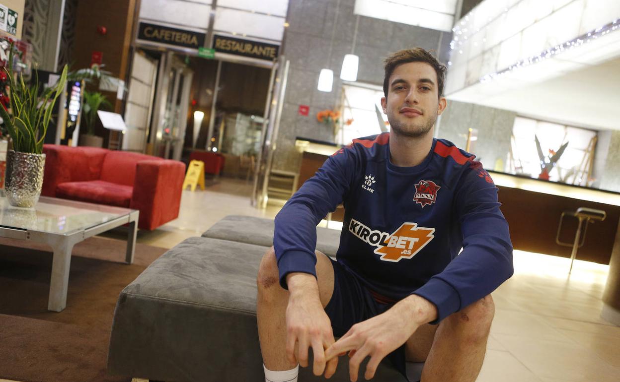 Sergi García posa en el hotel del Baskonia. ::