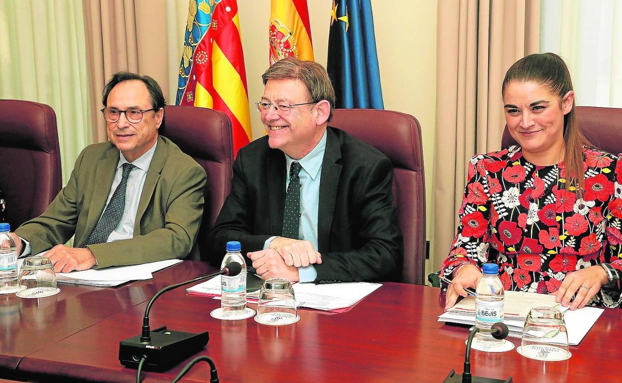 Mireia Mollà, junto a Ximo Puig y Vicent Soler, ayer en la reunión de la comisión sobre despoblamiento.