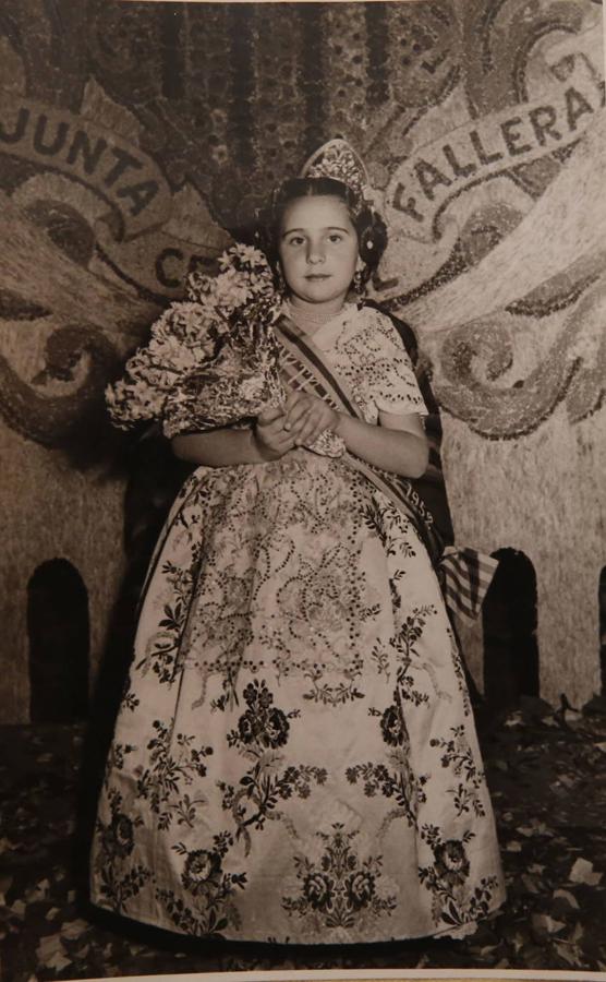 Corte de honor. "Fui de la corte con mi amiga Luisa Sancho. El vestido lo hizo Carmen Insa con un espolín de Garín":