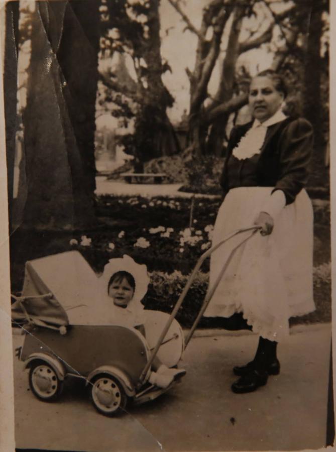 En la glorieta. "Desde bien pequeña las tardes las pasaba en la Glorieta. Ahí estaba con a ama que me sacaba de paseo".