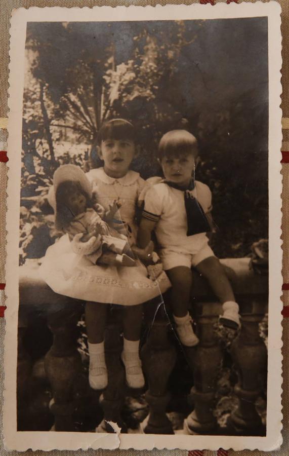 Hermanos. "Junto a mi hermano Juan Carlos, sujetando una Mariquita Pérez, que era la muñeca más famosa de la época".