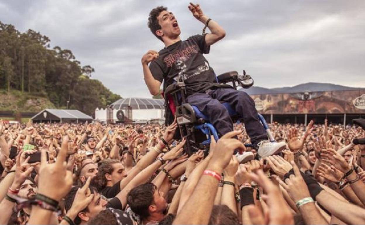 Álex Domínguez | Premiado el joven en silla de ruedas alzado por el público en un concierto