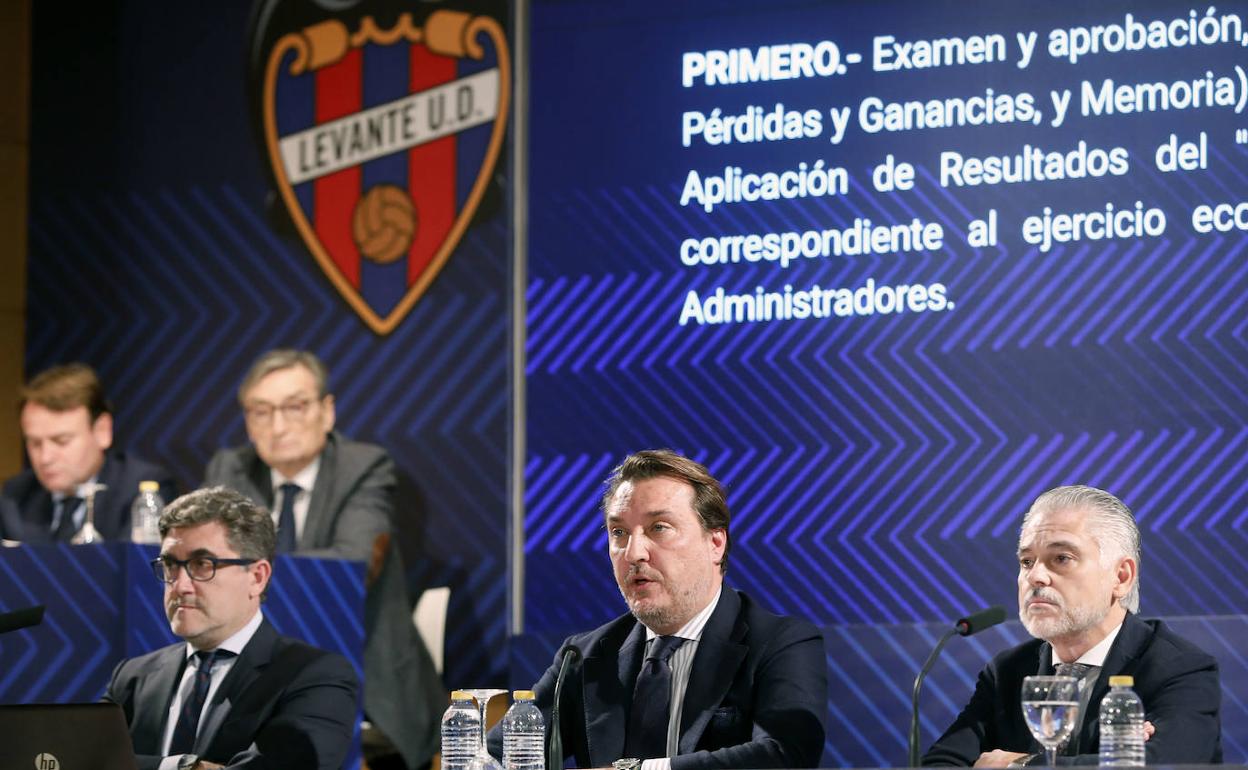 Quico Catalán, flanqueado por Nacho García y Jorge Lucas, durante la junta de accionistas del Levante.