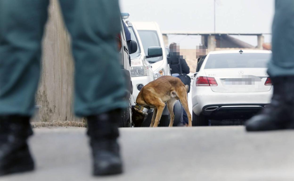 Registro de la Guardia Civil en la vivienda de Manuel.