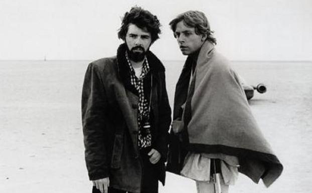 Imagen principal - George Lucas y Mark Hamill en el rodaje de 'La guerra de las galaxias' en 1977. Un caza X-Wing y los robots C-3PO y R2-D2.