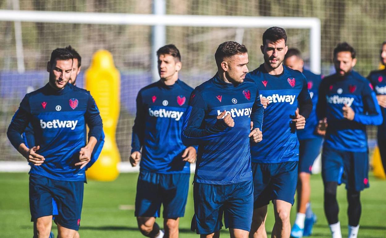 Iván López, Radoja, Roger y Postigo, durante un entrenamiento en la ciudad deportiva de Buñol.