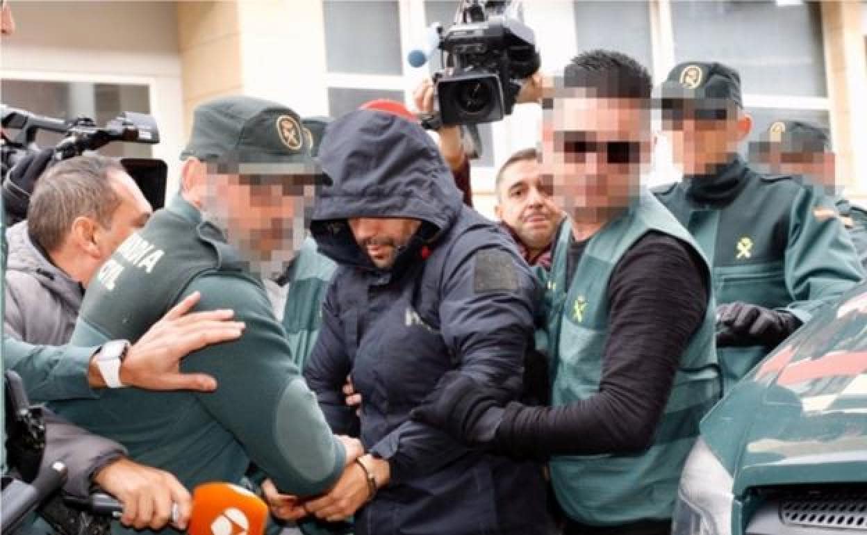 Llegada a de los juzgados de Alzira del detenido por la muerte de Marta Calvo.