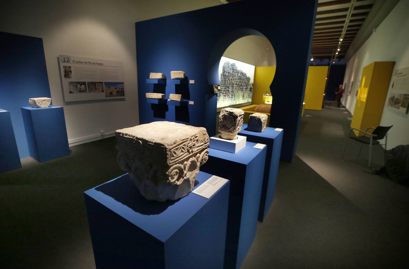 El Museo de Prehistoria presenta en una muestra cerca de un centenar de objetos arqueológicos recuperados de los yacimientos más emblemáticos del territorio.