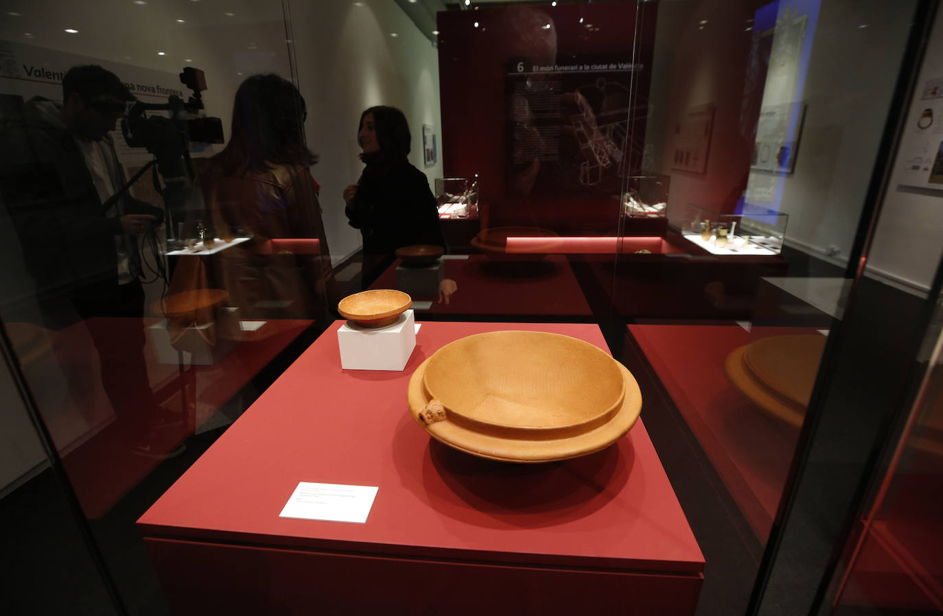 El Museo de Prehistoria presenta en una muestra cerca de un centenar de objetos arqueológicos recuperados de los yacimientos más emblemáticos del territorio.