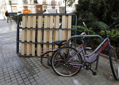 Imagen secundaria 1 - «Falta personal y civismo para mejorar la limpieza en Valencia»