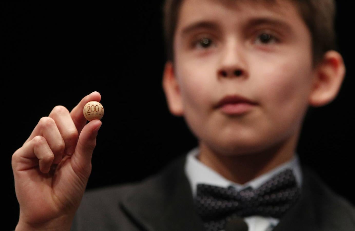 Uno de los niños de San Ildefonso tras cantar uno de los premios.