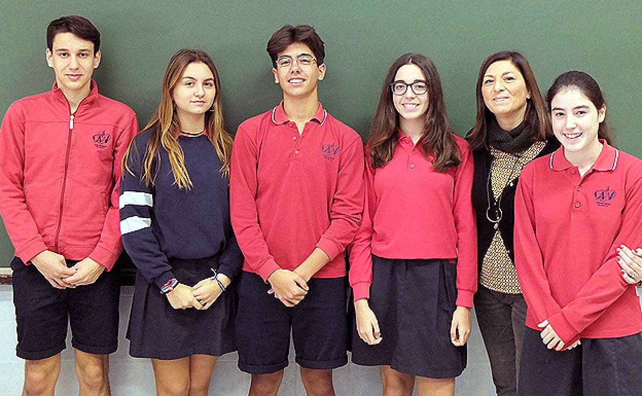 Alumnos de primero de Bachillerato participantes, junto a su tutora Nuria Casar. 