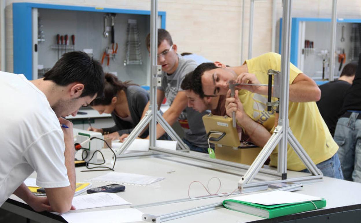 Estudiantes en las instalaciones de la UMH.