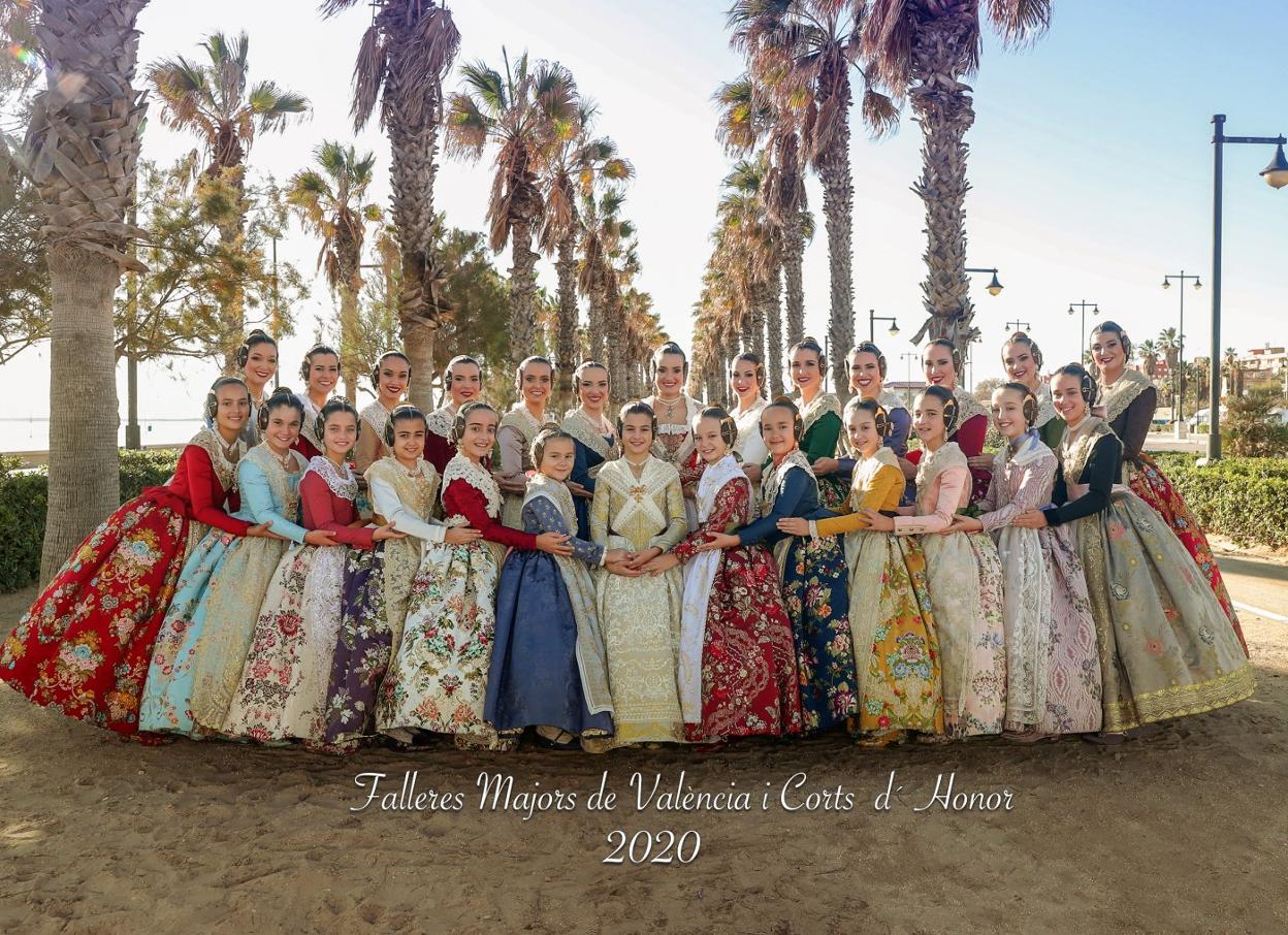 Postal de Navidad con las falleras mayores de Valencia y sus cortes en el paseo marítimo. 