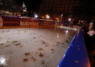 Imagen secundaria 1 - La pista de hielo del Ayuntamiento, este sábado.