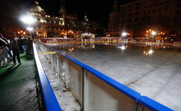 Imagen principal - La pista de hielo del Ayuntamiento, este sábado.