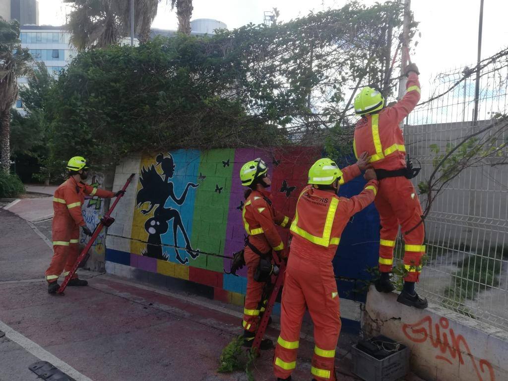 Los bomberos apuntalan un muro en Burjassot con riesgo de caída.