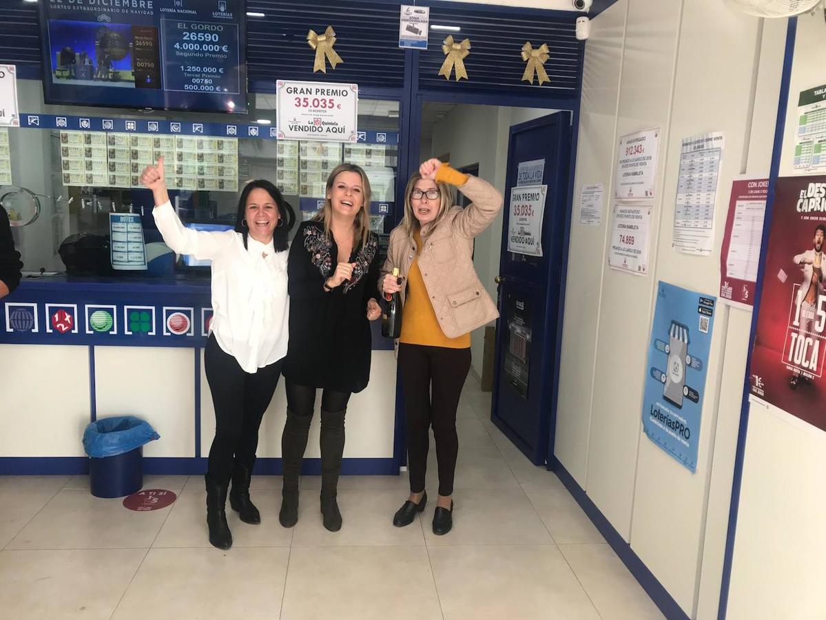 La administración de lotería número 5 de Catarroja que ha repartido por ventanilla una serie del quinto premio 66212. Sus propietarias, María José y Mariam Bort Torrijos, han descorchado las botellas de cava a la espera de los clientes agraciados.