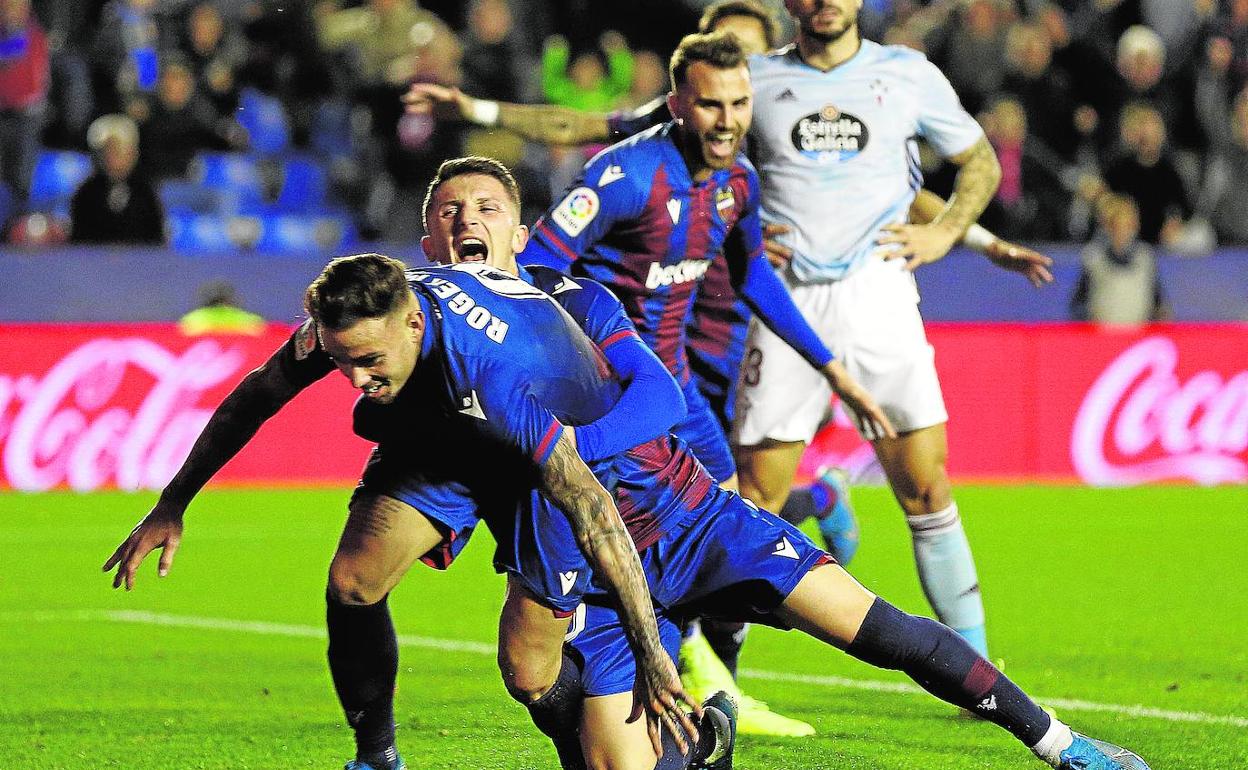 Bardhi agarra a Roger tras uno de sus goles, con Borja Mayoral detrás.