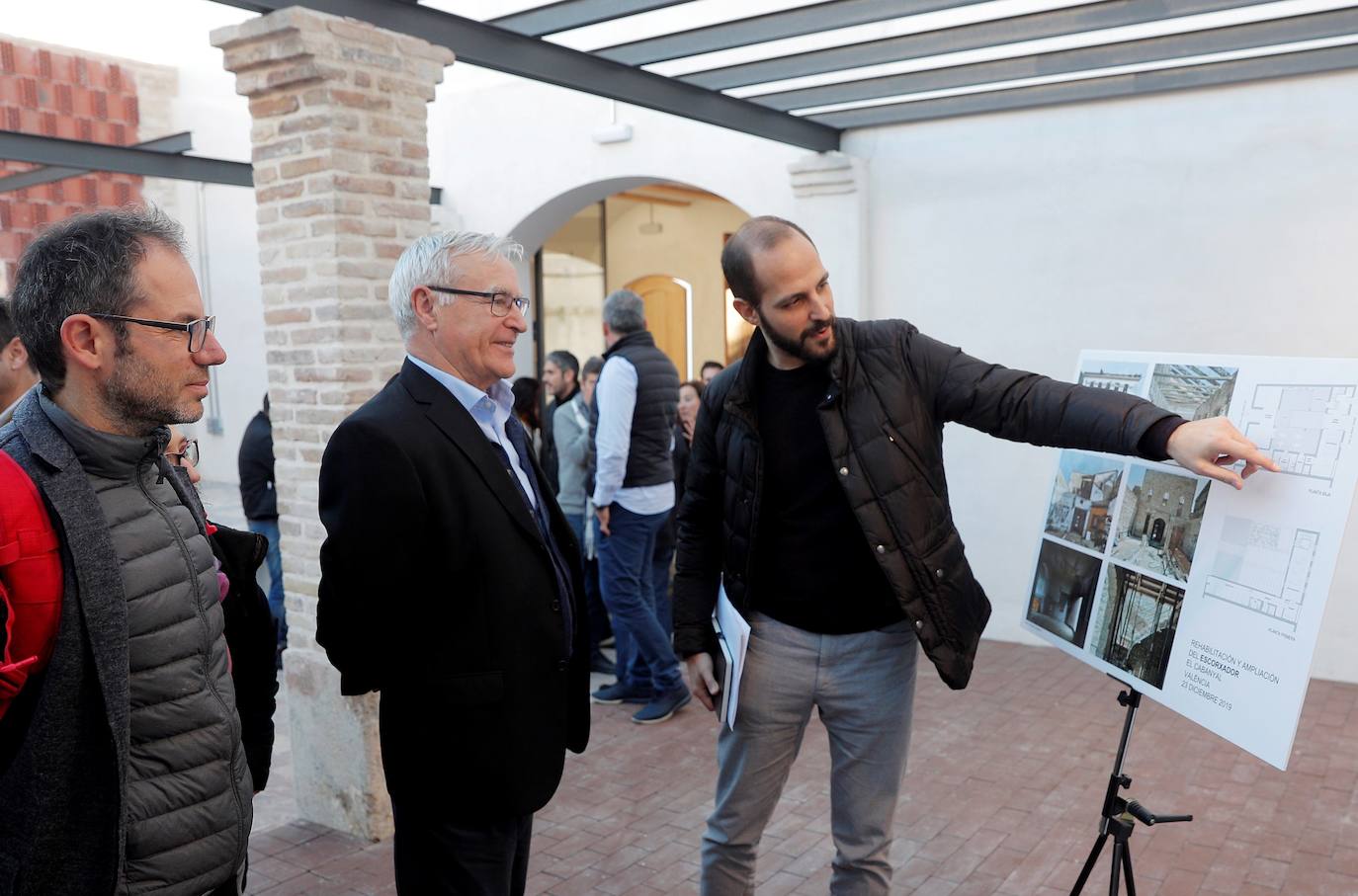 La restauración del antiguo Matadero ha supuesto una inversión municipal cercana a los 500.000 euros. El edificio, construido en 1910, se levanta sobre dos parcelas ubicadas en los números 35 y 37 de la calle Sant Pere. Al antiguo matadero, que fue también sede de la entidad Salvem el Cabanyal, se podrá acceder también tras su rehabilitación por la calle Lluís Despuig y contará con 356 metros cuadrados construidos distribuidos en dos plantas que albergarán espacios multiusos y de exposiciones entre otros para ser un centro de interpretación de la historia del Cabanyal y de toda la vida del barrio.
