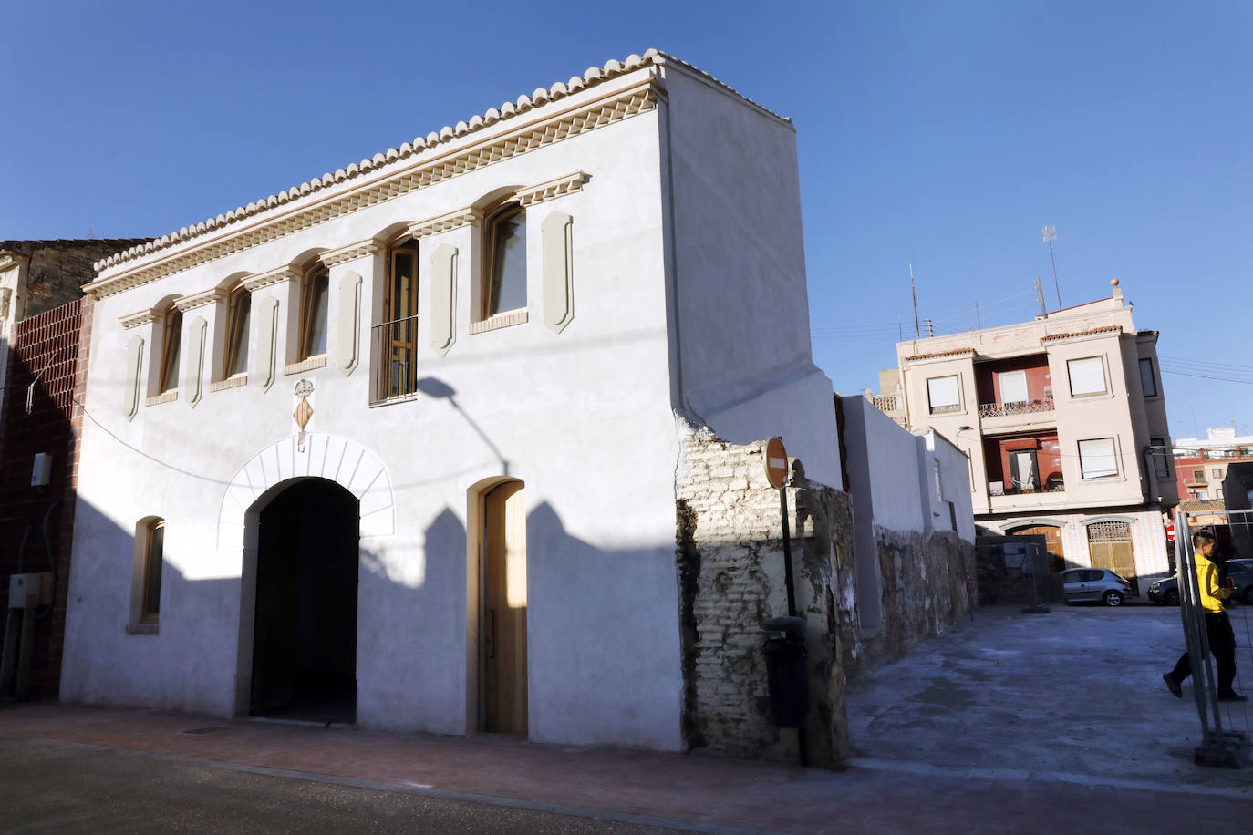 La restauración del antiguo Matadero ha supuesto una inversión municipal cercana a los 500.000 euros. El edificio, construido en 1910, se levanta sobre dos parcelas ubicadas en los números 35 y 37 de la calle Sant Pere. Al antiguo matadero, que fue también sede de la entidad Salvem el Cabanyal, se podrá acceder también tras su rehabilitación por la calle Lluís Despuig y contará con 356 metros cuadrados construidos distribuidos en dos plantas que albergarán espacios multiusos y de exposiciones entre otros para ser un centro de interpretación de la historia del Cabanyal y de toda la vida del barrio.