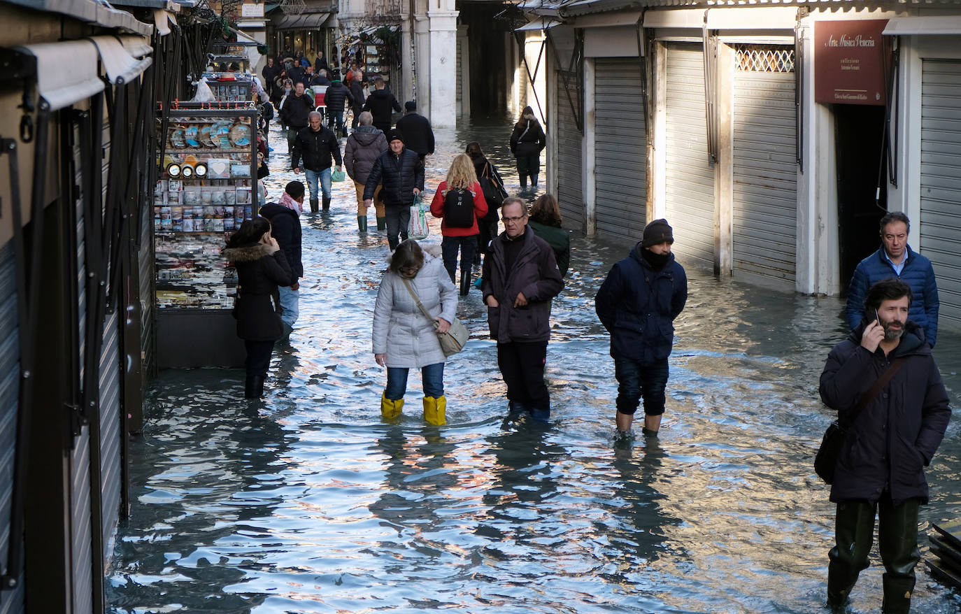 Venecia vuelve a sufrir, en la víspera de Nochebuena, el fenómeno del agua alta, que alcanzó este lunes un pico de 144 centímetros y cubrió el suelo del 60 por ciento del casco histórico, aunque sin que se cumplieran las previsiones que advertían de una marea de hasta 150 centímetros. En la madrugada las sirenas de alerta sonaron en dos ocasiones, a las 04 de la mañana y a las 06.40 horas con el empeoramiento de las previsiones, y finalmente el nivel máximo se alcanzó a las 09.40 horas con una altura del agua de 144 centímetros. Una marea excepcional pero lejos de los 184 centímetros que se alcanzaron el pasado 12 de noviembre y que sumergieron el 70 por ciento de la ciudad causando daños por millones de euros.