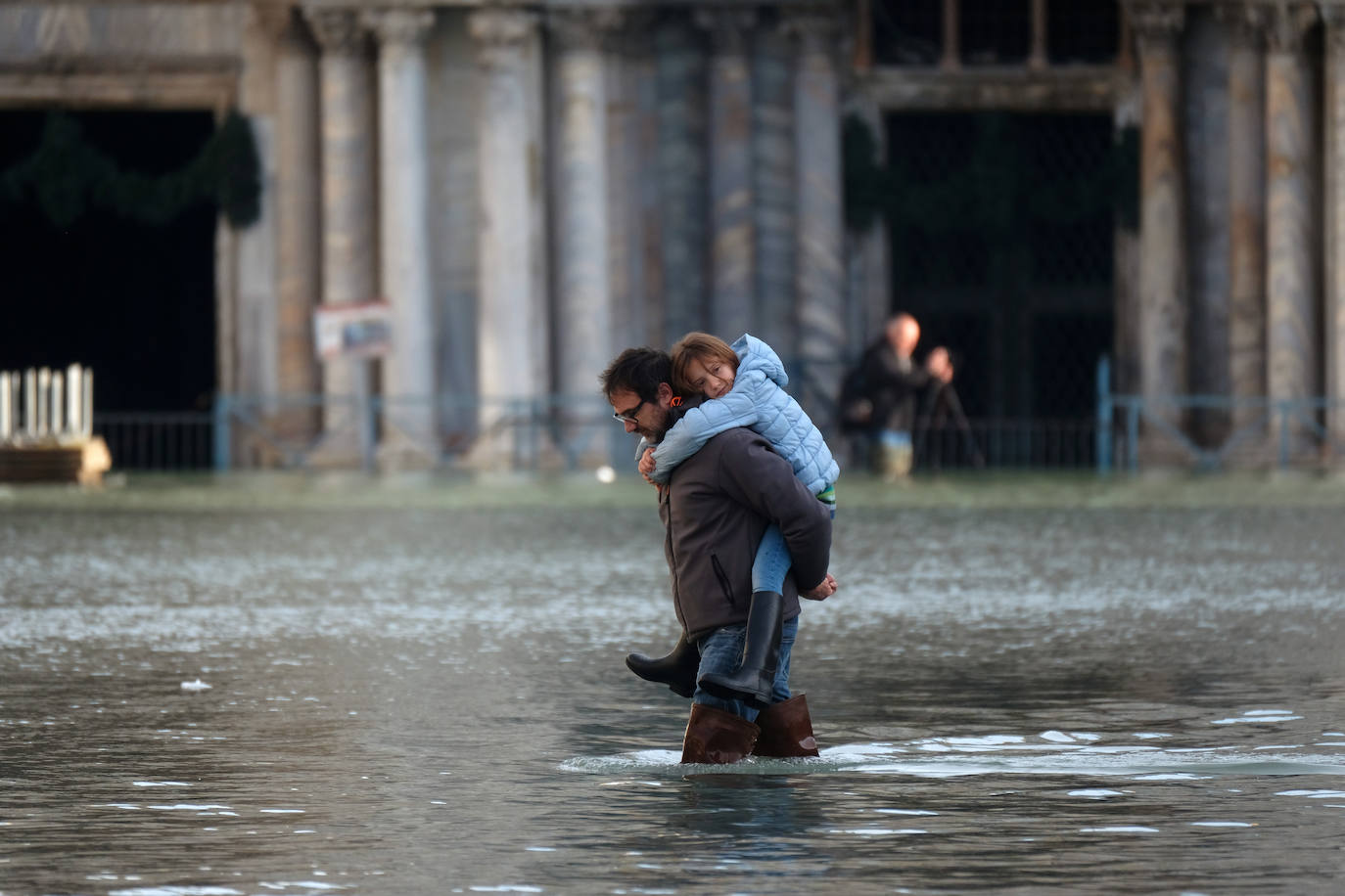 Venecia vuelve a sufrir, en la víspera de Nochebuena, el fenómeno del agua alta, que alcanzó este lunes un pico de 144 centímetros y cubrió el suelo del 60 por ciento del casco histórico, aunque sin que se cumplieran las previsiones que advertían de una marea de hasta 150 centímetros. En la madrugada las sirenas de alerta sonaron en dos ocasiones, a las 04 de la mañana y a las 06.40 horas con el empeoramiento de las previsiones, y finalmente el nivel máximo se alcanzó a las 09.40 horas con una altura del agua de 144 centímetros. Una marea excepcional pero lejos de los 184 centímetros que se alcanzaron el pasado 12 de noviembre y que sumergieron el 70 por ciento de la ciudad causando daños por millones de euros.
