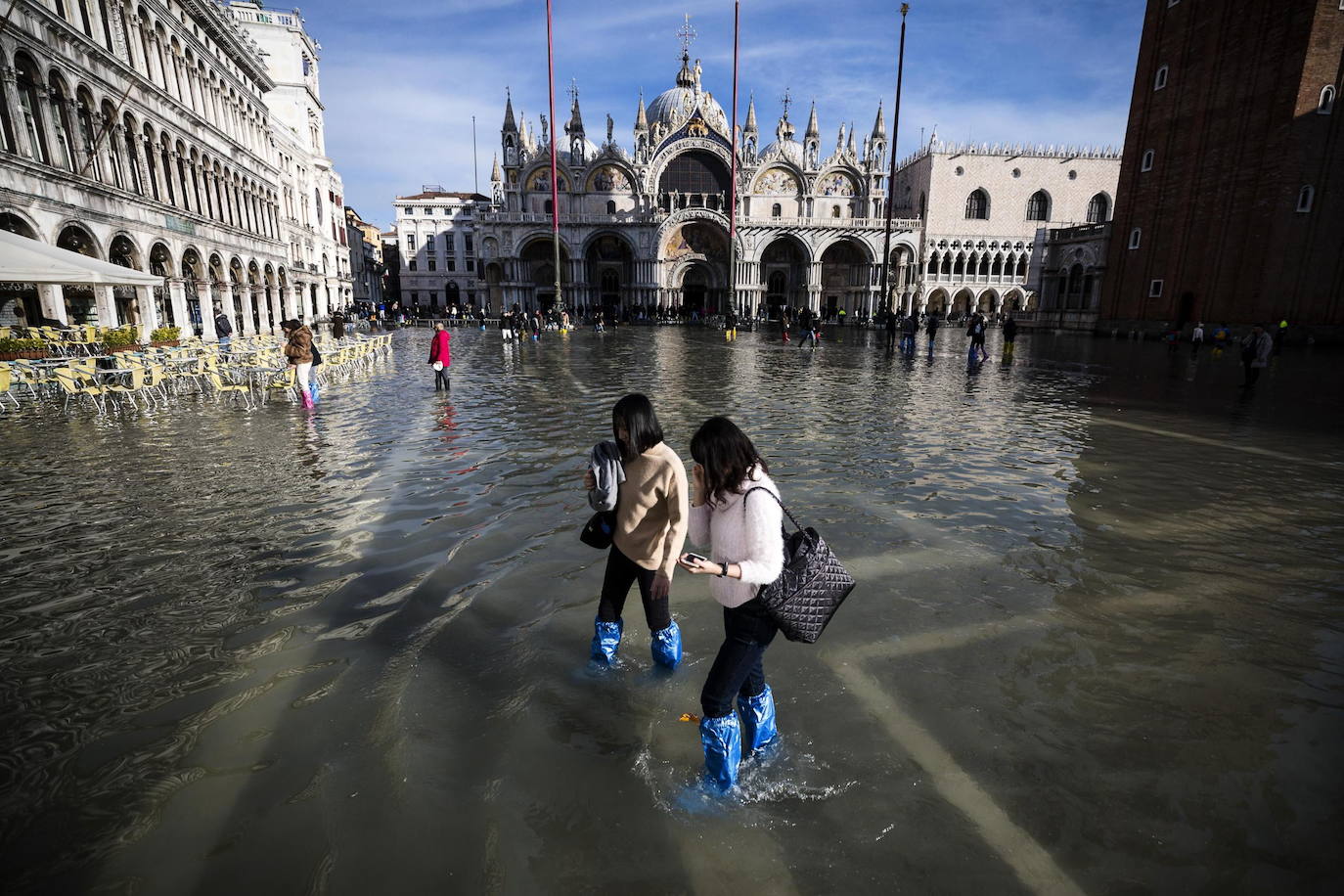 Venecia vuelve a sufrir, en la víspera de Nochebuena, el fenómeno del agua alta, que alcanzó este lunes un pico de 144 centímetros y cubrió el suelo del 60 por ciento del casco histórico, aunque sin que se cumplieran las previsiones que advertían de una marea de hasta 150 centímetros. En la madrugada las sirenas de alerta sonaron en dos ocasiones, a las 04 de la mañana y a las 06.40 horas con el empeoramiento de las previsiones, y finalmente el nivel máximo se alcanzó a las 09.40 horas con una altura del agua de 144 centímetros. Una marea excepcional pero lejos de los 184 centímetros que se alcanzaron el pasado 12 de noviembre y que sumergieron el 70 por ciento de la ciudad causando daños por millones de euros.