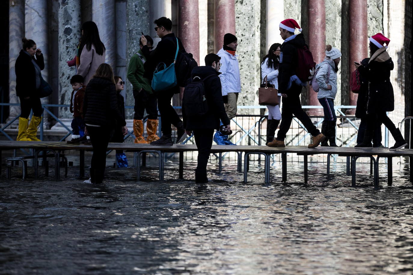 Venecia vuelve a sufrir, en la víspera de Nochebuena, el fenómeno del agua alta, que alcanzó este lunes un pico de 144 centímetros y cubrió el suelo del 60 por ciento del casco histórico, aunque sin que se cumplieran las previsiones que advertían de una marea de hasta 150 centímetros. En la madrugada las sirenas de alerta sonaron en dos ocasiones, a las 04 de la mañana y a las 06.40 horas con el empeoramiento de las previsiones, y finalmente el nivel máximo se alcanzó a las 09.40 horas con una altura del agua de 144 centímetros. Una marea excepcional pero lejos de los 184 centímetros que se alcanzaron el pasado 12 de noviembre y que sumergieron el 70 por ciento de la ciudad causando daños por millones de euros.