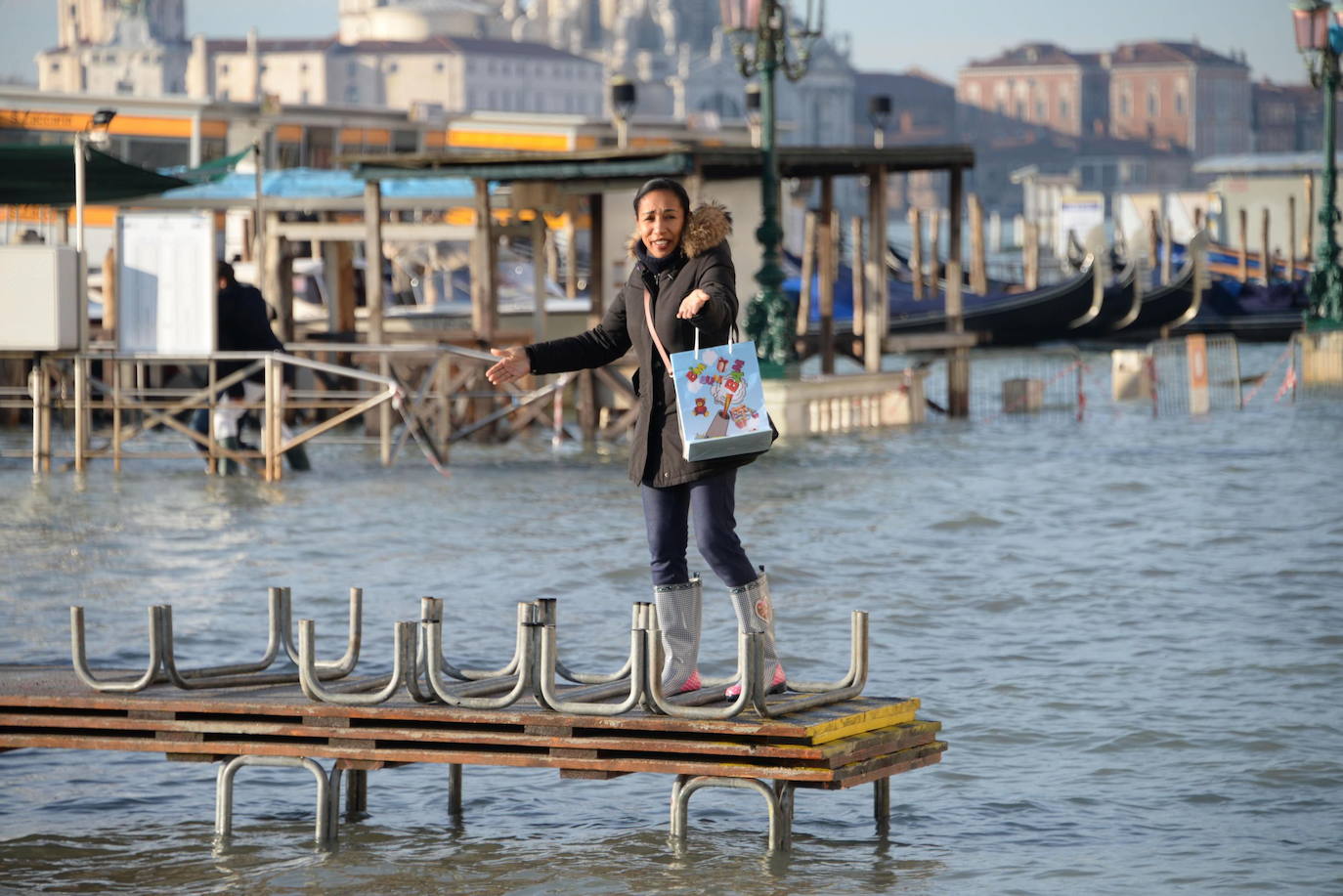 Venecia vuelve a sufrir, en la víspera de Nochebuena, el fenómeno del agua alta, que alcanzó este lunes un pico de 144 centímetros y cubrió el suelo del 60 por ciento del casco histórico, aunque sin que se cumplieran las previsiones que advertían de una marea de hasta 150 centímetros. En la madrugada las sirenas de alerta sonaron en dos ocasiones, a las 04 de la mañana y a las 06.40 horas con el empeoramiento de las previsiones, y finalmente el nivel máximo se alcanzó a las 09.40 horas con una altura del agua de 144 centímetros. Una marea excepcional pero lejos de los 184 centímetros que se alcanzaron el pasado 12 de noviembre y que sumergieron el 70 por ciento de la ciudad causando daños por millones de euros.