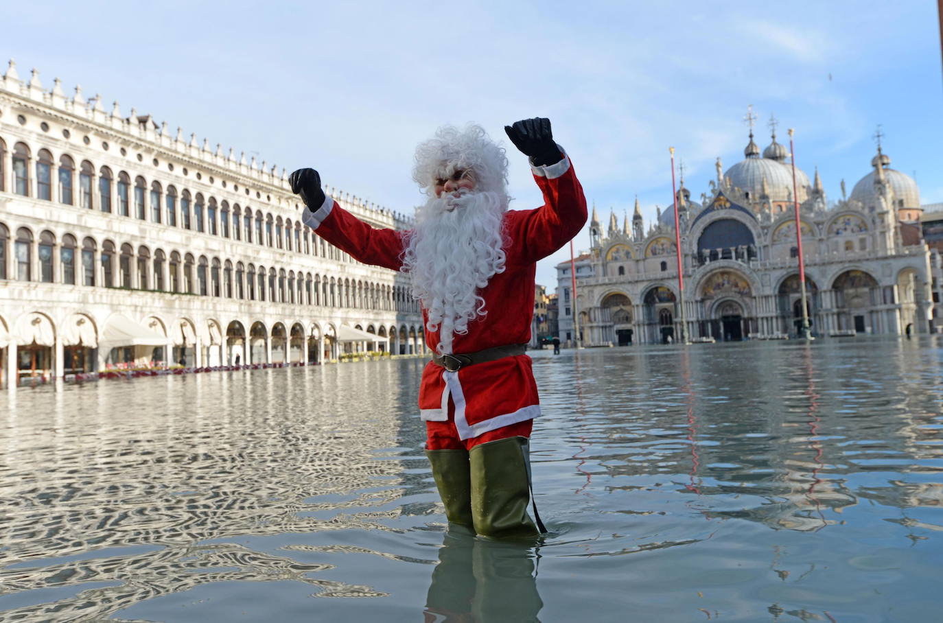 Venecia vuelve a sufrir, en la víspera de Nochebuena, el fenómeno del agua alta, que alcanzó este lunes un pico de 144 centímetros y cubrió el suelo del 60 por ciento del casco histórico, aunque sin que se cumplieran las previsiones que advertían de una marea de hasta 150 centímetros. En la madrugada las sirenas de alerta sonaron en dos ocasiones, a las 04 de la mañana y a las 06.40 horas con el empeoramiento de las previsiones, y finalmente el nivel máximo se alcanzó a las 09.40 horas con una altura del agua de 144 centímetros. Una marea excepcional pero lejos de los 184 centímetros que se alcanzaron el pasado 12 de noviembre y que sumergieron el 70 por ciento de la ciudad causando daños por millones de euros.