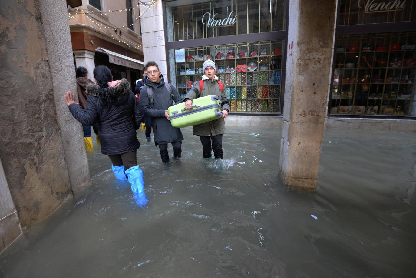 Venecia vuelve a sufrir, en la víspera de Nochebuena, el fenómeno del agua alta, que alcanzó este lunes un pico de 144 centímetros y cubrió el suelo del 60 por ciento del casco histórico, aunque sin que se cumplieran las previsiones que advertían de una marea de hasta 150 centímetros. En la madrugada las sirenas de alerta sonaron en dos ocasiones, a las 04 de la mañana y a las 06.40 horas con el empeoramiento de las previsiones, y finalmente el nivel máximo se alcanzó a las 09.40 horas con una altura del agua de 144 centímetros. Una marea excepcional pero lejos de los 184 centímetros que se alcanzaron el pasado 12 de noviembre y que sumergieron el 70 por ciento de la ciudad causando daños por millones de euros.