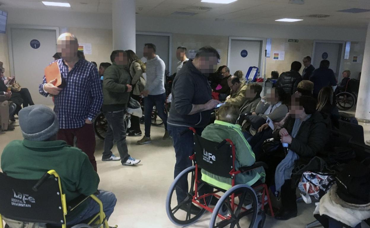 Pacientes en la sala de espera del Hospital La Fe. 